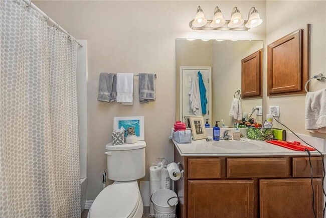 Building Photo - SUBLEASE Aug 11 2025 in Lakeridge Townhomes!