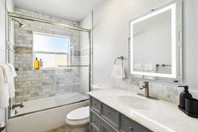Building Photo - Utilities Included (a $200+ Savings). Charming Updated Duplex Home in Historic District!