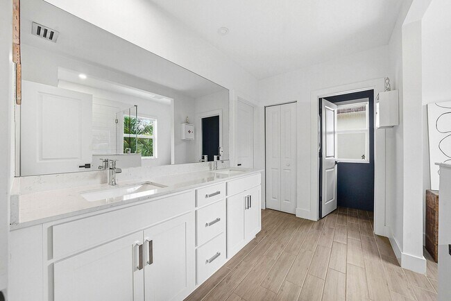 Building Photo - 4310 Buttonwood Dr