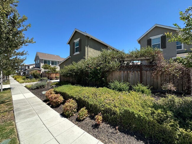 Building Photo - Stunning 4 Bedroom, 3 Bath Mountain House Home
