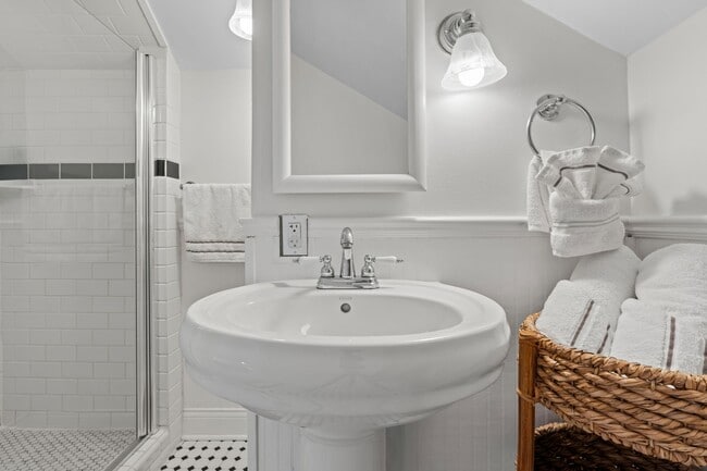 Building Photo - 1002 W Cottage St