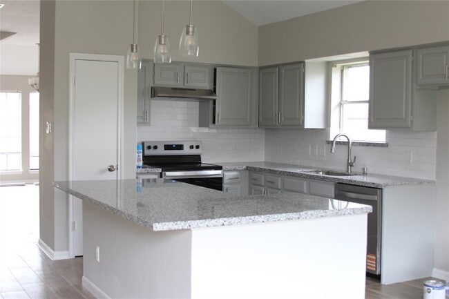 Building Photo - 2511 Castle Pl