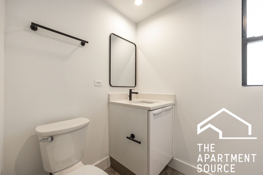 Building Photo - 941 W Carmen Ave