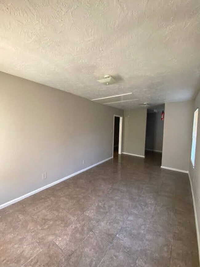 Building Photo - COME TOUR THIS NICE 2 BEDROOM 1 BATH DUPLE...