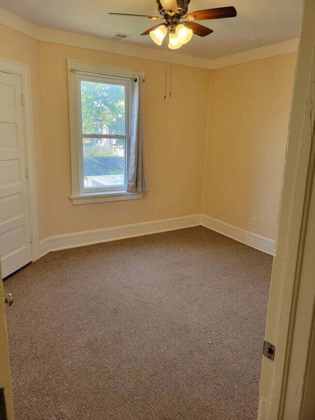 Building Photo - Newly Renovated 3-Bedroom Upper Flat Near ...