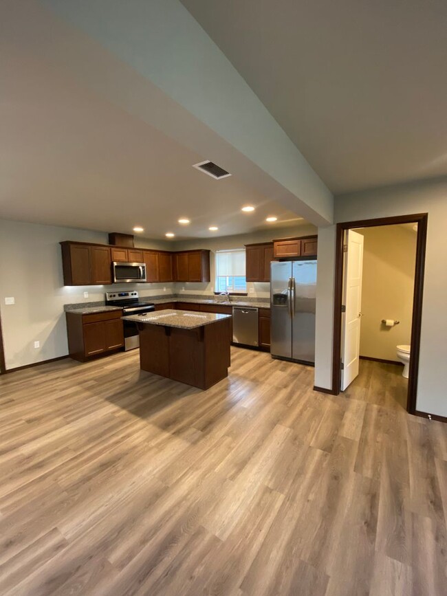 Building Photo - Beautiful 3 Bedroom 2.5  Bathroom Townhome