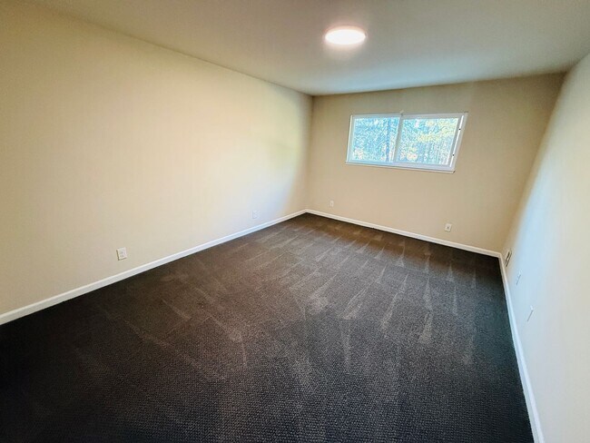 Building Photo - 3 bed 2 bath unit with 1 car garage - Pet Friendly