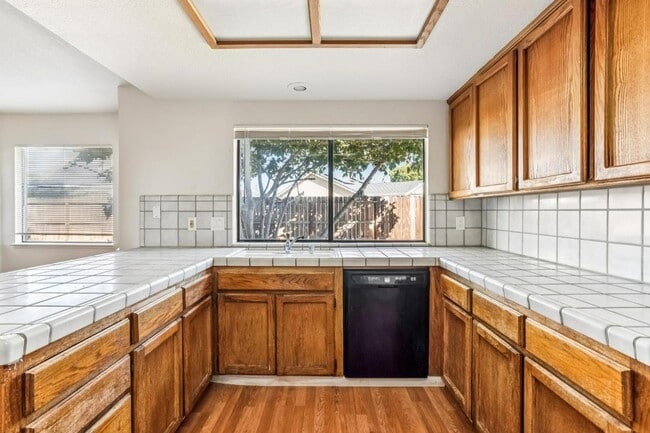 Building Photo - 2410 Lincoln Blvd