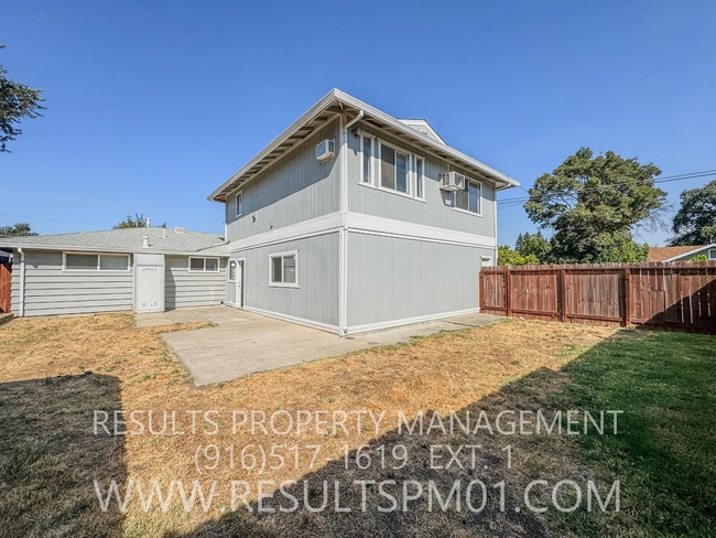 Building Photo - Freshly updated 2 bedroom duplex w garage