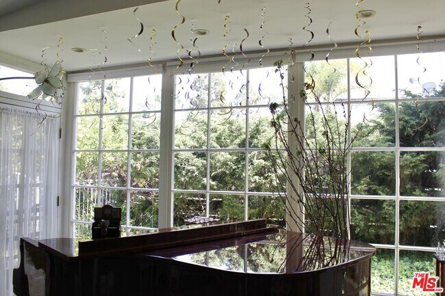 Building Photo - 1265 Bienveneda Ave