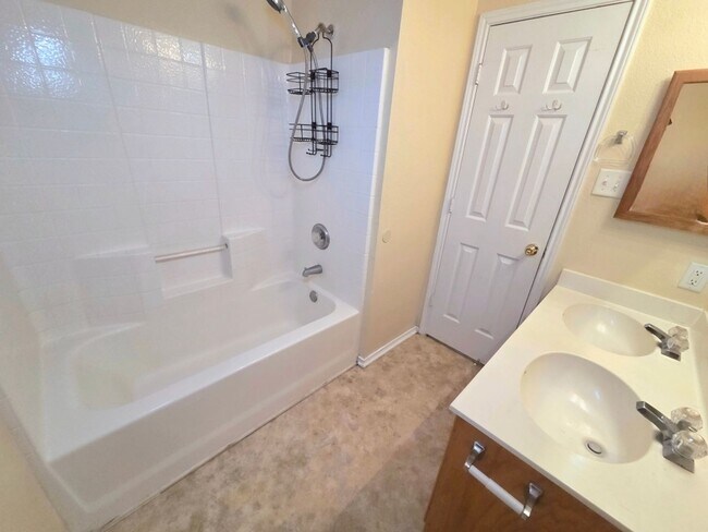 Building Photo - SPACIOUS 2 STORY HOUSE / SPACIOUS YARD / C...