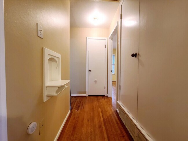 Building Photo - 1830 Viewcrest Dr