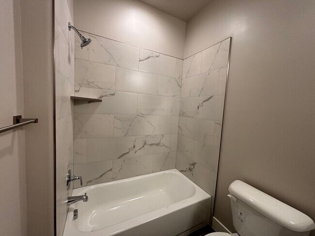 Building Photo - 4 BEDROOM SANDHOLLOW TOWNHOME FOR RENT!