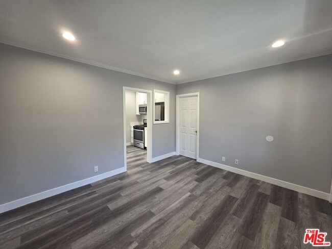 Building Photo - 105 Roswell Ave