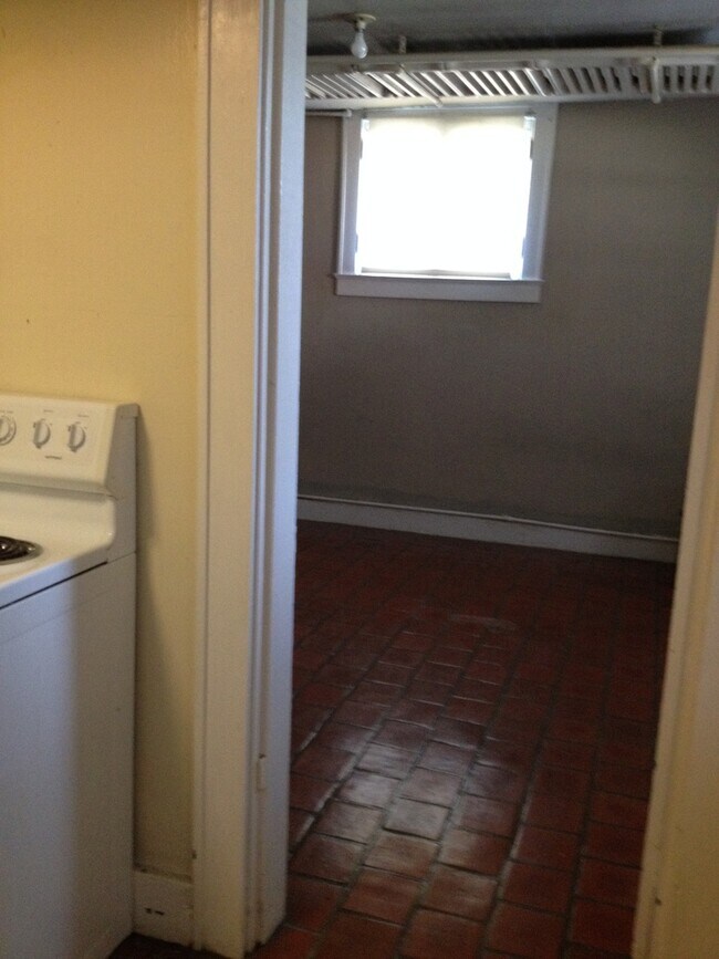 Building Photo - 1 BD, 1 BA in the City of Maryville