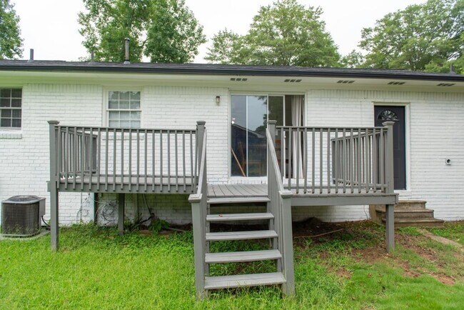 Building Photo - 6205 Fieldcrest Dr