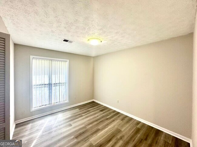 Building Photo - 100 Lakeview Ln