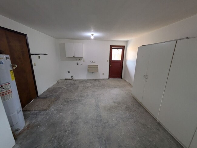 Building Photo - 7816 Samurai Dr SE