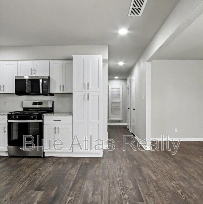 Building Photo - 1613 Continental Dr