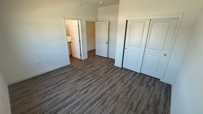 Building Photo - Coyote Run Duplexes 6000