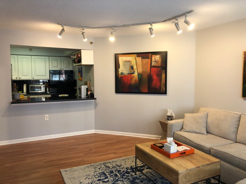 Building Photo - 1301 N Courthouse Rd