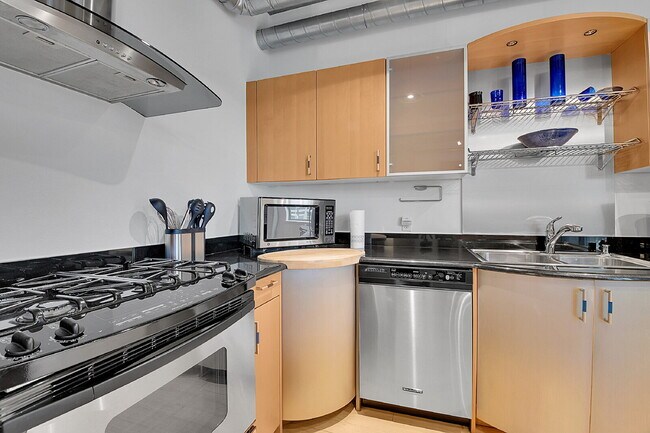 Building Photo - $1,850, 1 bed, 1.5 bath located in Denver ...