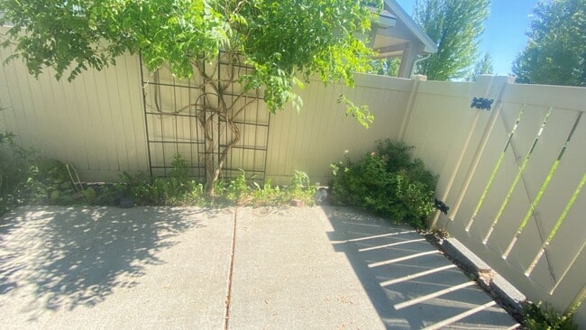 Building Photo - Rare Liberty Lake Townhome in Rocky Hill – 3 Bed, 2.5 Bath End Unit Available July 15th