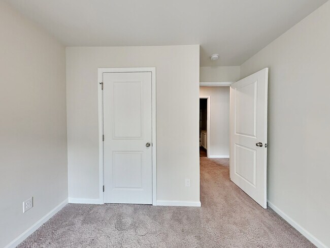 Building Photo - 2860 Saratoga Lake View