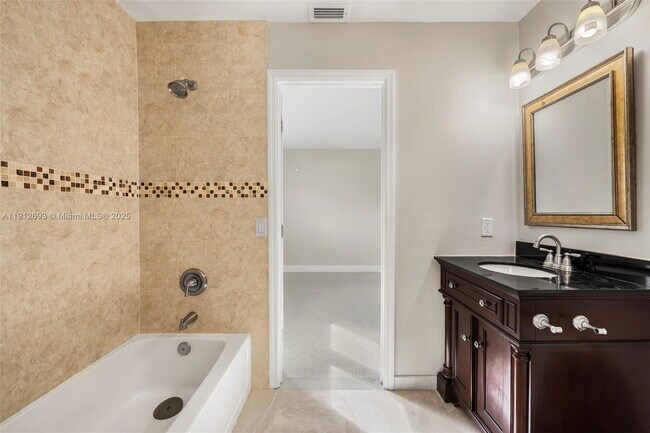 Building Photo - 633 Solar Isle Dr