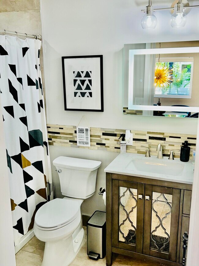 Building Photo - 5365 N Andrews Ave