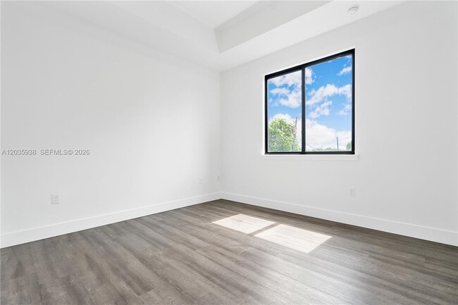 Building Photo - 440 E 16th St