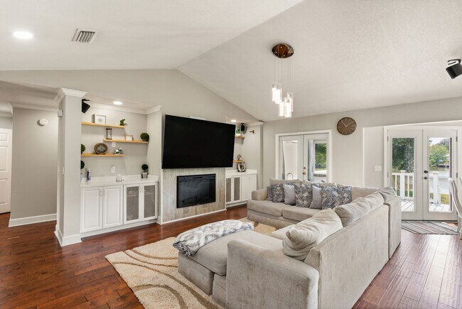 Building Photo - 168 Palmera Ln
