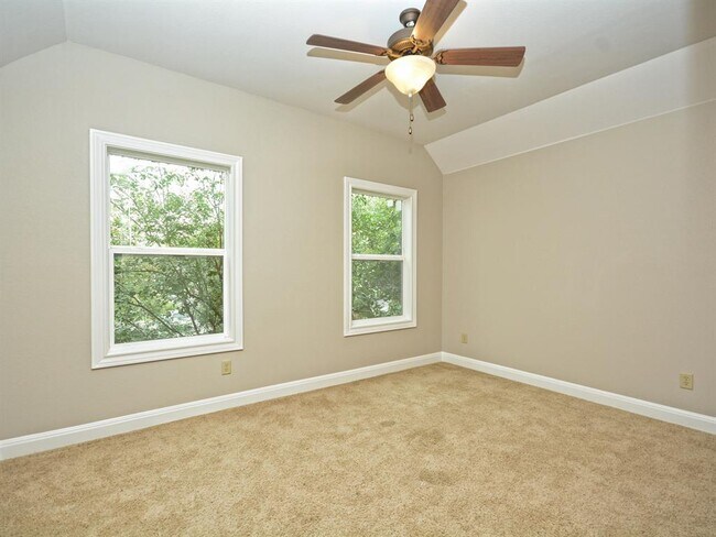Building Photo - 907 Ellingson Ln
