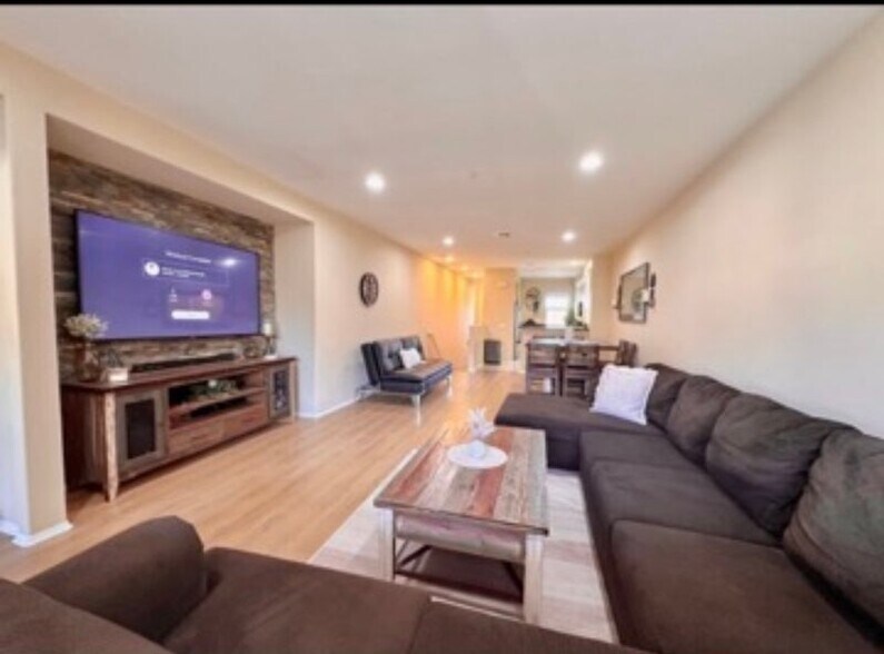 Building Photo - 849 The Promenade