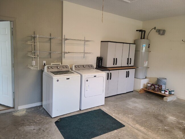 Building Photo - Beautiful Three Bedroom Home Sun City Home!