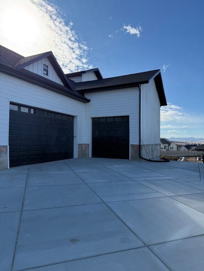 Building Photo - Brand New Basement Appartment