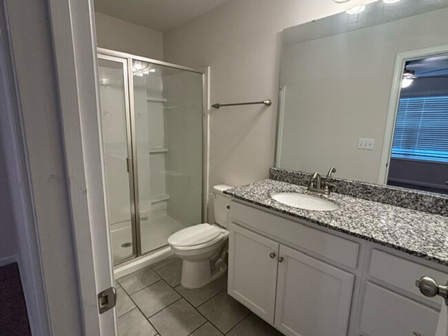 Building Photo - Desirable 3 bed/ 2.5 Bath End Unit Townhom...