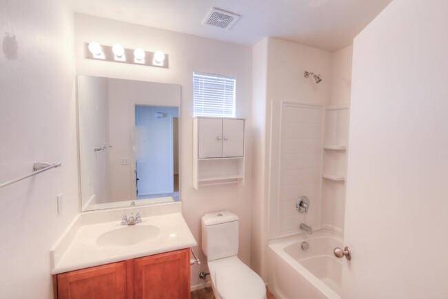 Building Photo - "Charming 3-Bed Oasis with 2.5 Baths in Tu...