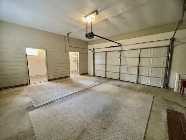 Building Photo - Charming 3-Bedroom Nest with 2 Full Baths ...