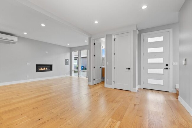 Building Photo - Gorgeous Highland Park Standalone Townhome...