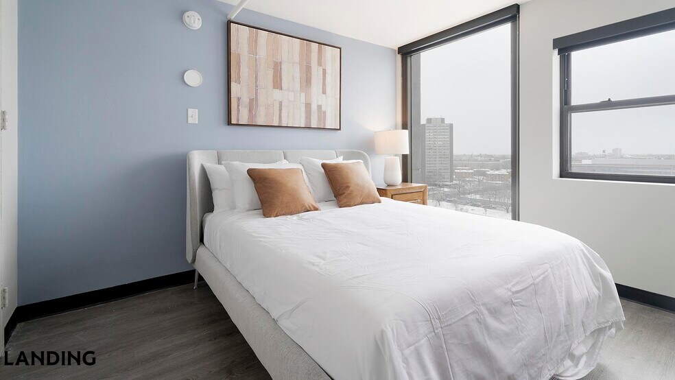 Building Photo - 1922 W Ogden Ave