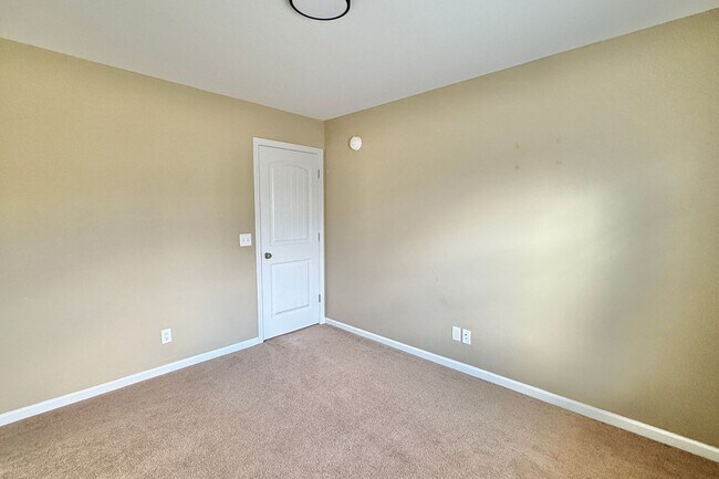 Building Photo - AVAILABLE NOW! (Small Pets Only)