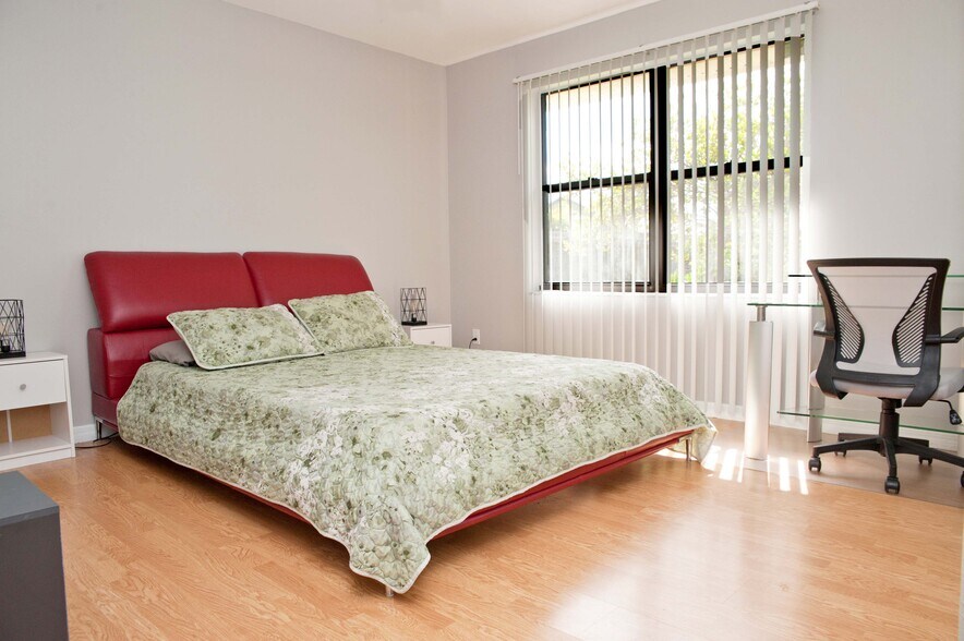 Building Photo - 722 SE Thanksgiving Ave