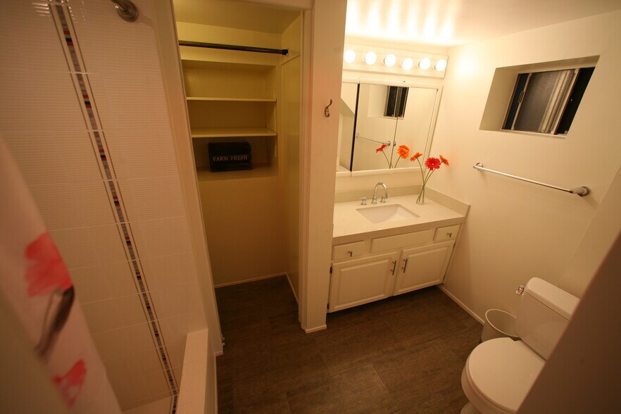 Building Photo - 1999 N Sycamore Ave