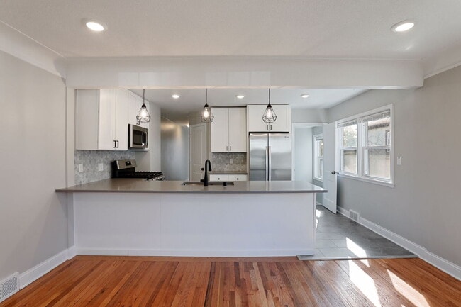 Building Photo - Spacious 4BR/2BA Duplex — Available August...