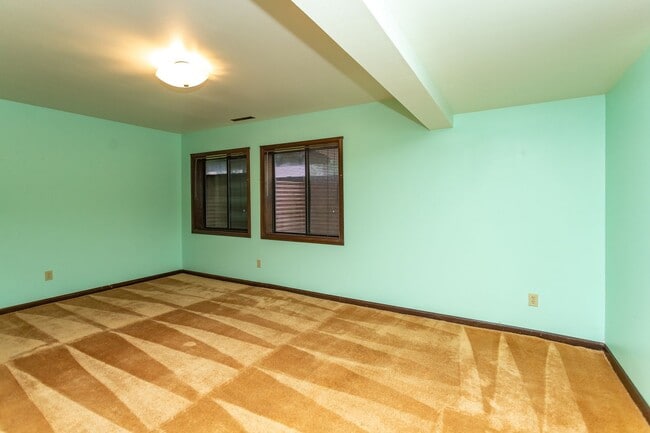 Building Photo - Charming home with Golf Course Views!!!