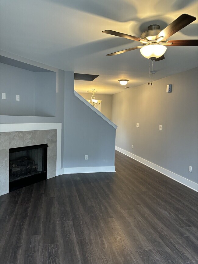 Building Photo - $500 Discount 1st month - 3 bedrooms/2.5 b...
