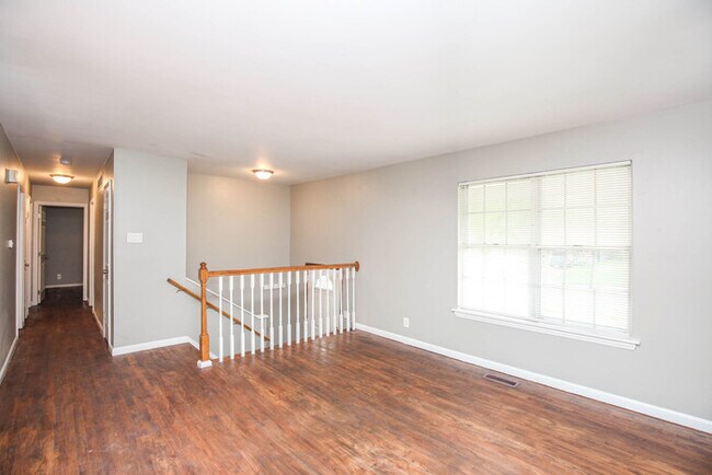 Building Photo - SPLIT LEVEL HOME FOR RENT!