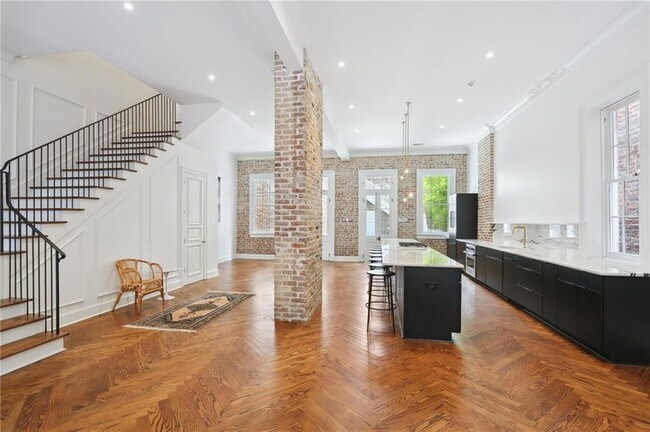 Building Photo - 810 Bourbon St