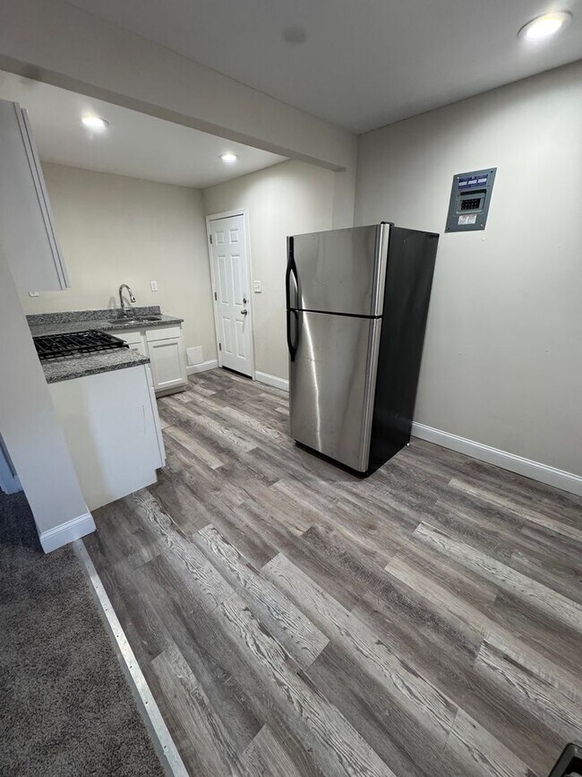 Building Photo - Now Accepting 525 Credit | Half First Month + Last Month Rent